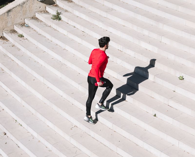 Dlaczego chodzenie pod górę może spalać więcej tłuszczu niż bieganie?